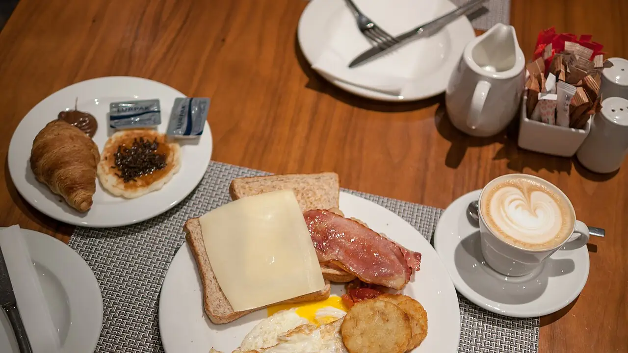 Cappuccino und Croissant